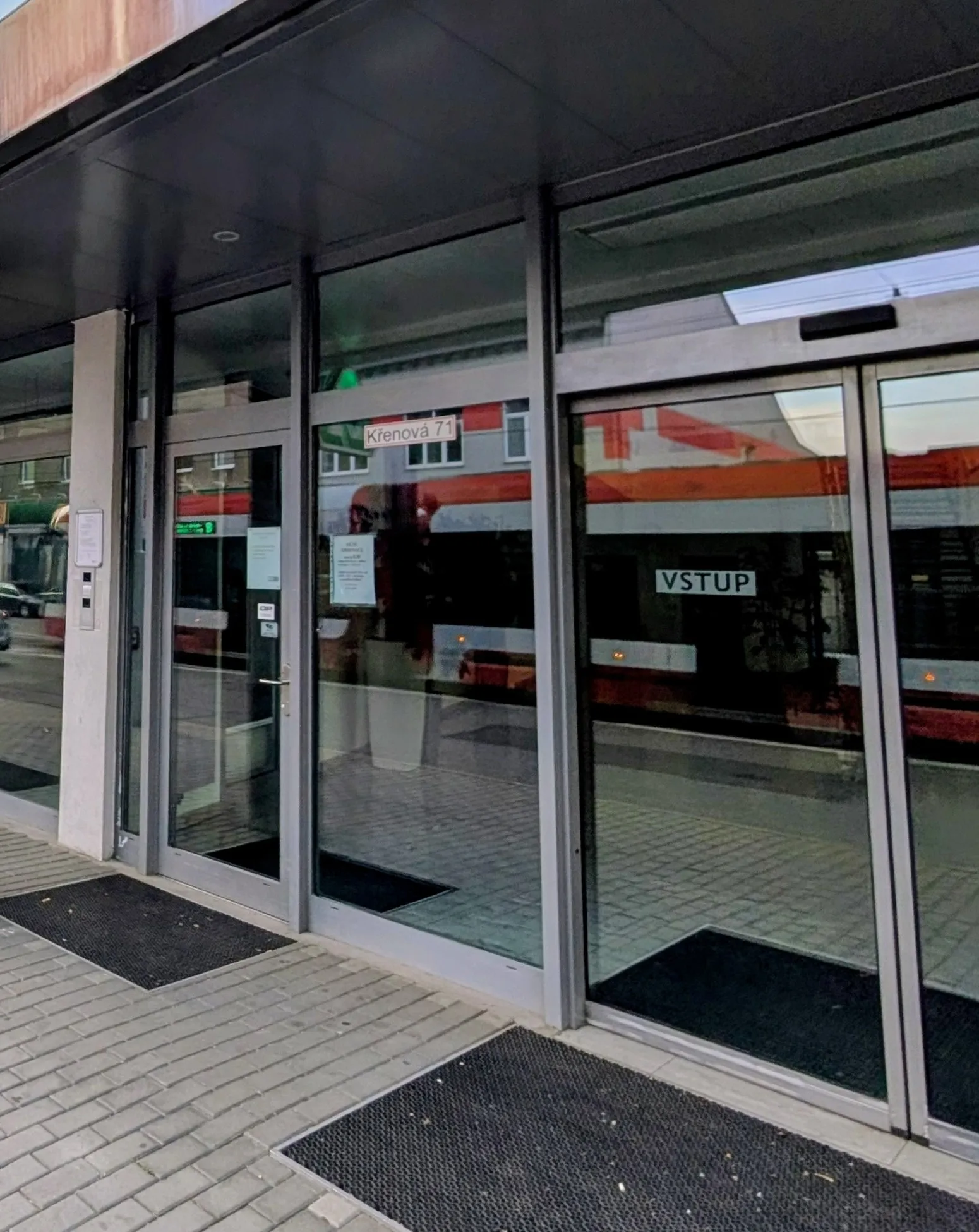 Vchod do budovy Křenová 71 v Brně s označením a zvonkem, kde sídlí ordinace FyzioVita